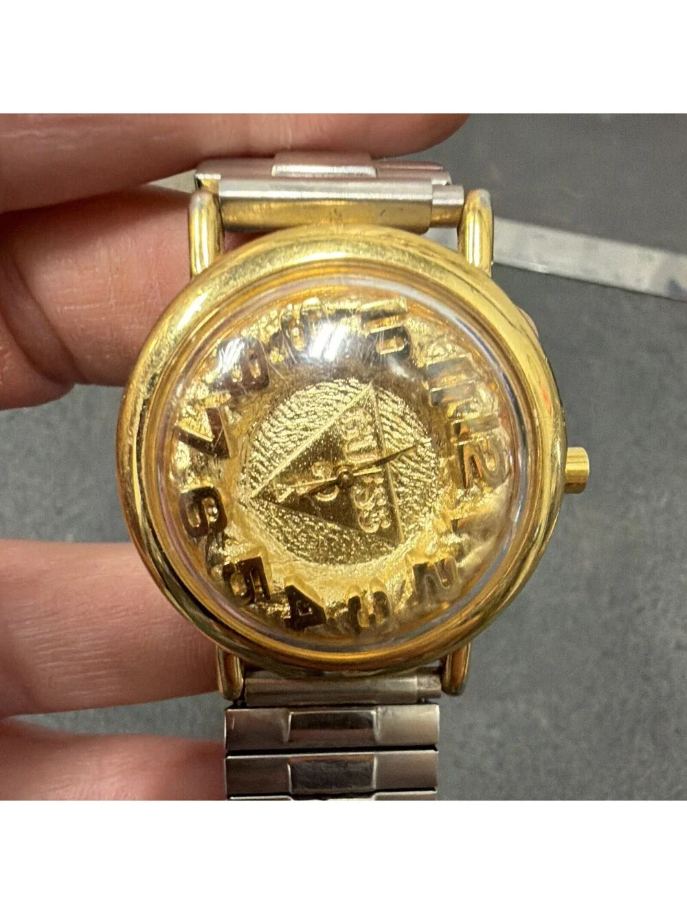 GUESS Inc. Vintage Women's Quartz Analog Gold Dial Silver Stretch Bracelet